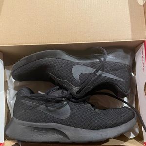 Nike woman’s Tanjun size 6